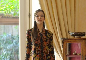 Banjir Pujian, yuk Intip Model Kebaya Modern ala Nia Ramadhani Saat Hadiri Pesta Pernikahan