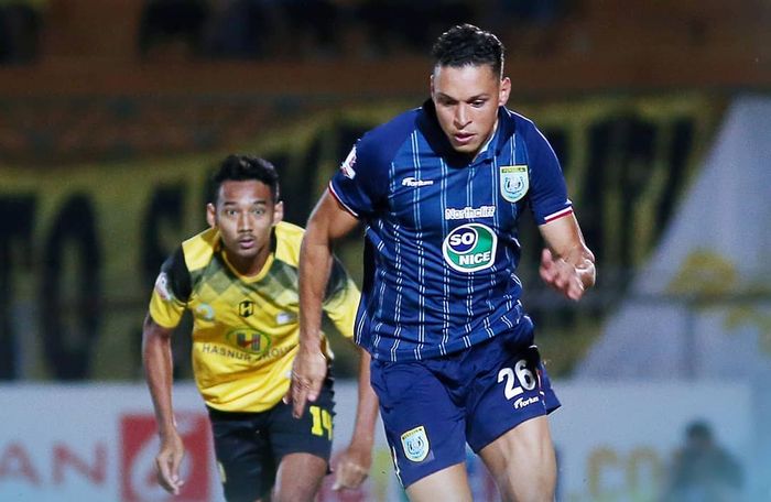 Pemain Persela, Rafinha (kanan), dikejar pemain Barito Putera, Nazar Nurzaidin (kiri), pada laga pekan kesepuluh Liga 1 2019 di Stadion Demang Lehman, Senin (22/7/2019).