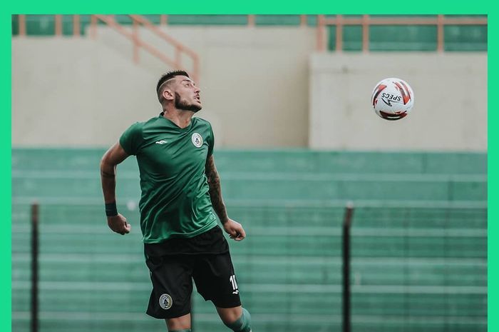 Aksi striker PSS Sleman, Yevhen Bokhasvili, dalam laga uji coba melawan Persib Bandung di Stadion Sultang Agung, Bantul, Senin (17/2/2020).