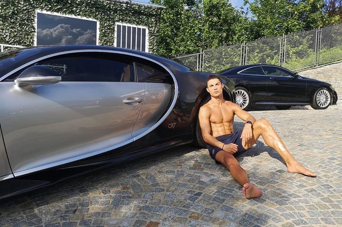 Pemain Juventus, Crisitiano Ronaldo, berpose dengan salah satu koleksi mobil mewahnya yaitu Bugatti Chiron.