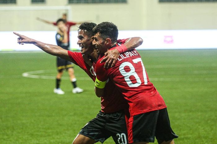 Gelandang Bali United, Sidik Saimima, bersama Stefano Lilipaly merayakan gol yang dicetaknya saat melawan Tampines Rovers pada Kualifikasi Liga Champions Asia 2020.