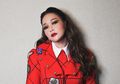 Lihat Tampilan Santai Maia Estianty Tanpa Makeup dan Blus Harga Jutaan Rupiah