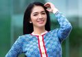 Meski Pakai Sandal Jepit, Tampilan Seksi Angel Karamoy Kenakan Tank Top Merah Saat di Bali Justru Curi Perhatian