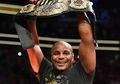 Tantang Mayweather, Juara Kelas Berat UFC Sebut Khabib Nurmagomedov Gila