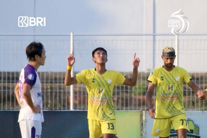Pemain Barito Putera melakukan selebrasi setelah mencetak gol ke gawang Persita pada laga pekan ke-33 di Stadion Kompyang Sujana, Denpasar, Kamis (24/3/2022). 