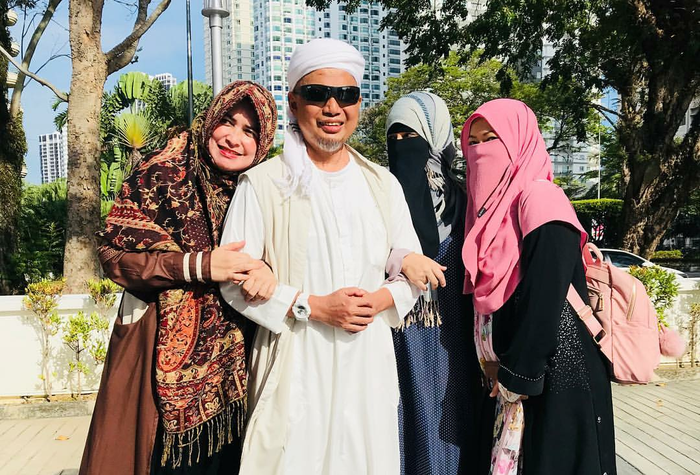 Ustaz Arifin Ilham bersama 3 istrinya.
