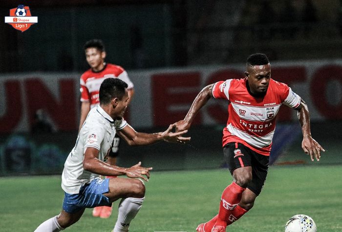Winger Madura United, David Laly (kanan), berduel dengan pemain PSIS Semarang pada pekan ke-16 Liga 1 2019 di Stadion Gelora Ratu Pamelingan, Sabtu (24/8/2019).