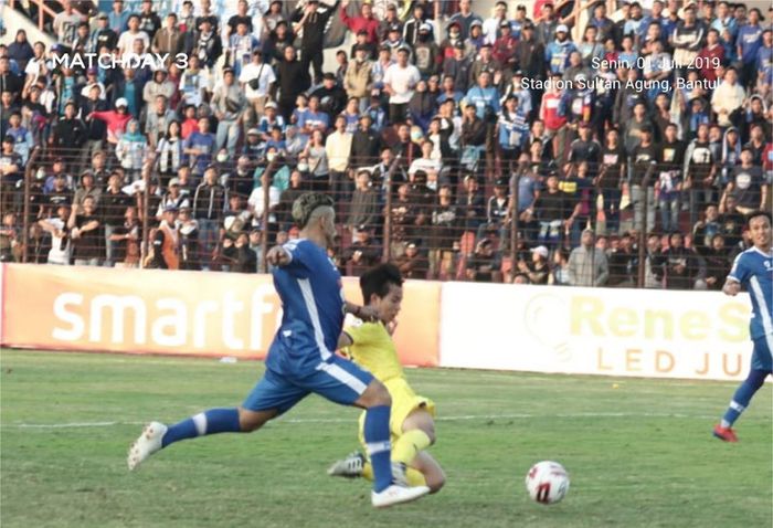 Striker PSIM Yogyakarta, Cristian Gonzales, berebut bola dengan pemain Persik Kediri di Stadion Sultan Agung, Bantul, pada 1 Juli 2019.