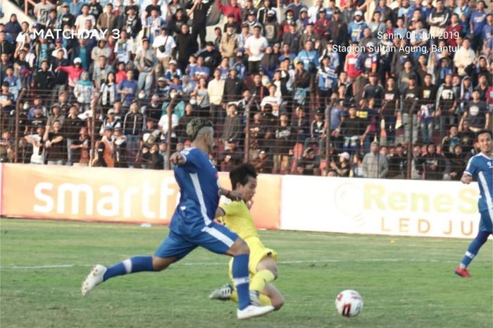 Striker PSIM Yogyakarta, Cristian Gonzales, berebut bola dengan pemain Persik Kediri di Stadion Sultan Agung, Bantul, pada 1 Juli 2019.