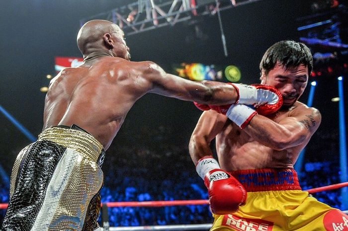 Floyd Mayweather memukul Manny Pacquiao saat keduanya bertanding tinju untuk pertama kalinya di MGM Grand Arena, Las Vegas, Nevada, AS, 2 Mei 2015. Saat itu, Mayweather dinyatakan menang atas Pacquiao dalam keputusan angka mutlak usai melewati ronde ke-12.