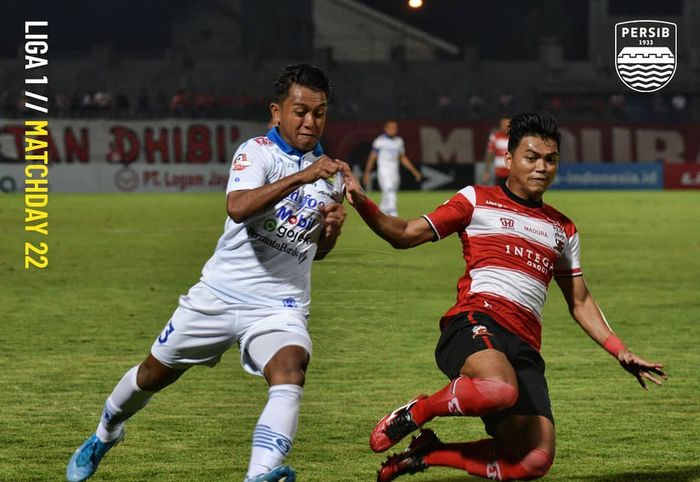 Winger Persib Bandung, Febri Hariyadi, mendapatkan kawalan dari bek Madura United, Alfath Fathier, pada laga pekan ke-22 Liga 1 2019.