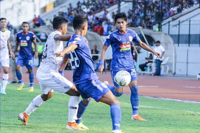 Striker PSIS Semarang, Hari Nur Yulianto, mendapatkan pengawalan ketat dari bek Tira-Persikabo, Rifad Marasabessy, pada laga pekan ke-12 Liga 1 2019.