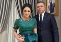 Kemesraan yang Mewah, Krisdayanti Suapi Kue Tart Dolar ke Suami Dengan Gaya Glamor