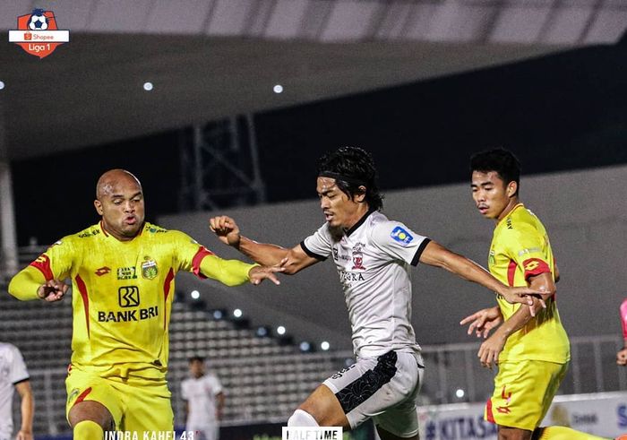 Bek Bhayangkara FC, Anderson Salles (kiri), berduel dengan bek Madura United, Andik Rendika Rama (tengah), pada pekan ke-12 Liga 1 2019 di Stadion Madya, Senin (5/8/2019).