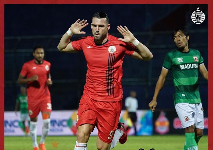 Striker Persija Jakarta, Marko Simic, melakukan selebrasi setelah mencetak gol ke gawang Madura United pada semifinal Piala Gubernur Jatim 2020.