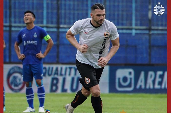 Striker Persija Jakarta, Marko Simic, ketika hendak mengeksekusi penalti pada laga kontra Sabah FA di Piala Gubernur Jatim 2020.