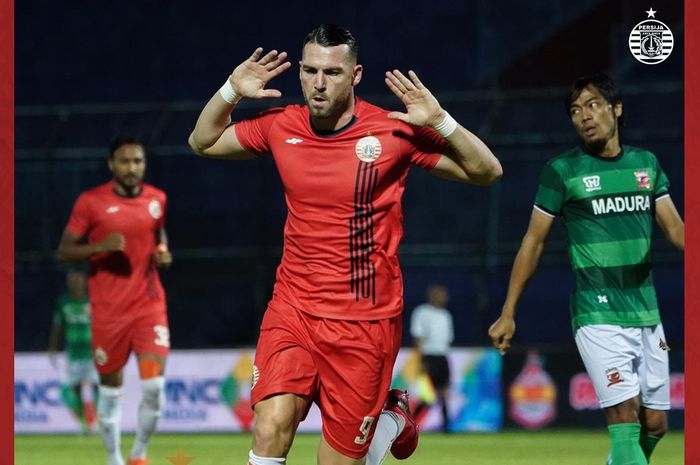 Striker Persija Jakarta, Marko Simic, melakukan selebrasi setelah mencetak gol ke gawang Madura United pada semifinal Piala Gubernur Jatim 2020.