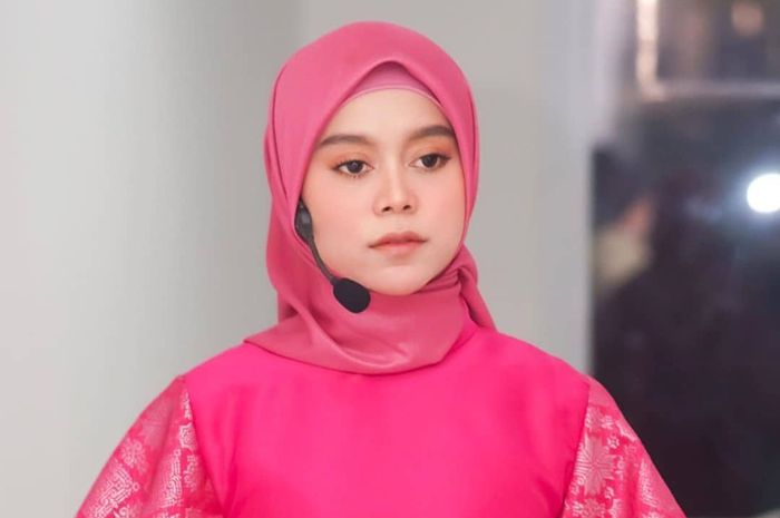 Lesty Kejora Mix and Match Outer dan Dress, Netizen Beri Pujian: Selera