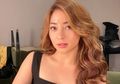 Hitam Putih Tapi Seksi, Intip Tampilan Nikita Willy Saat Dipotret Kenakan Busana Melorot Pamer Pundak