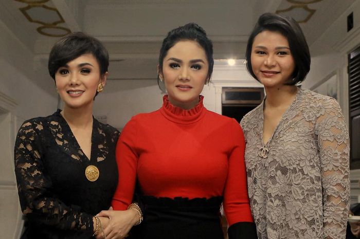 Potret cantik Kartika Sary di acara pengajian