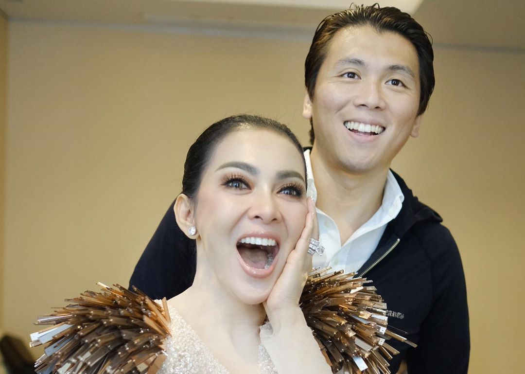 Syahrini Susah Payah Jaga Kehormatan Diri Sendiri dan Reino Barack Saat  Sedang Telanjang Bulat-bulat di Tempat Umum, Apa yang Terjadi?