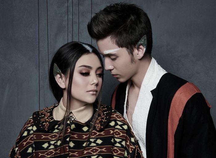 Celine Evangelista menggunakan pakaian adat