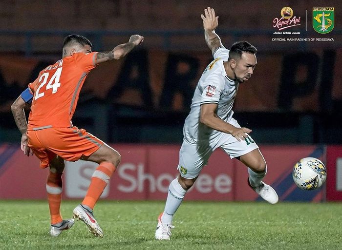 Pemain Persebaya Surabaya, Damian Lizio (kanan), berebut bola dengan kapten Borneo FC Diego Michiels (kiri) pada laga pekan kelima Liga 1 2019 di Stadion Segiri, Samarinda, Minggu (23/6/2019).