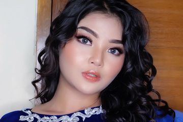 Disebut Mirip Aurel Hermansyah, Penampilan Terbaru Rosa Meldianti ...