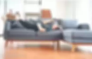 Rizky Billar dalam tayangan di kanal YouTube Bens Sikumbang, Rabu (28/10/2020). Rizky Billar bersantai di sofa rumah barunya. 