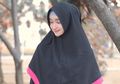 Sederhana dan Santun Pakai 5 Hijab Hitam Syar'i ala Selebgram Ini!