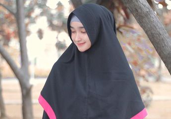 Sederhana dan Santun Pakai 5 Hijab Hitam Syar'i ala Selebgram Ini!