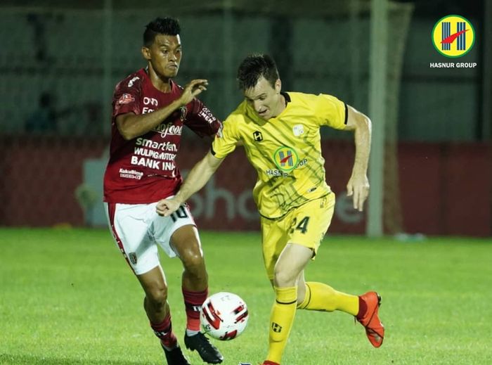 Gelandang Barito Putera, Danilo Sekulic, menggiring bola saat laga melawan Bali United pada pekan kedua Shopee Liga 1 2020.