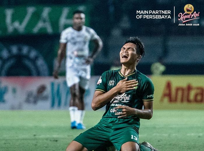 Selebrasi pemain Persebaya, Rachmat Irianto, usai mencetak gol ke gawang PS Tira-Persikabo pada pekan kesepuluh Liga 1 2019 di Stadion Gelora Bung Tomo, Minggu (21/7/2019).