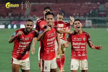 Pemain Bali United merayakan gol M Rahmat ke gawang Persis Solo pada pekan ke-26 Liga 1 2023/2024.