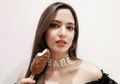 Nia Ramadhani Tampil Seksi Pakai Tanktop Putih Bertali Spageti di Acara Fashion Show Ivan Gunawan