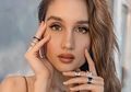 Kenalkan Cara Bersalaman di Tengah Wabah Virus Corona, Penampilan Cinta Laura Dipuji Habis-habisan Oleh Netizen!