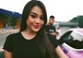 Ajak Asisten Jalan-Jalan Sore, Aurel Hermansyah Pakai Tas Mungil Harga Selangit