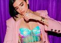 Manggung di Indonesia, Intip 3 Gaya Chic Dua Lipa Pakai Setelan Pink!