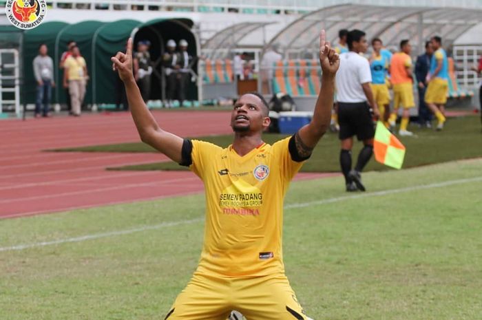 Striker Semen Padang, Vanderlei Francisco merayakan gol yang dicetaknya ke gawang Tira-Persikabo, di Stadion Pakansari, Kabupaten Bogor, Jumat (27/9/2019).