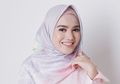 Padu Padan Fashion Hijab dengan Print Scarf dari Artis Cantik Herfiza