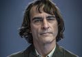 Foto-Foto Pertama Joaquin Phoenix di Film Solo Joker. Cocok Nggak?