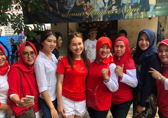 Ikut Lomba 17'an Bersama Para Tetangga, Tampilan Sederhana Ayu Ting Ting Tanpa Alas Kaki Tuai Pujian Netizen