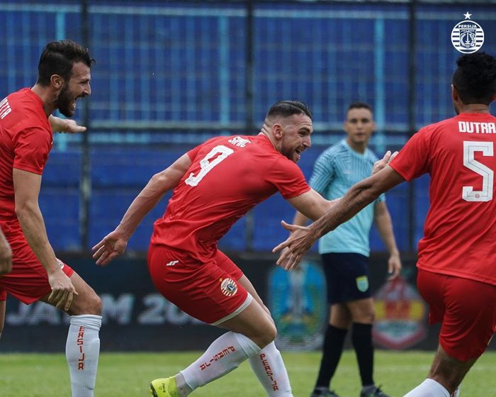 Penyerang Persija Jakarta, Marko Simic, melakukan selebrasi setelah mencetak gol ke gawang Persela Lamongan dalam Piala Gubernur Jatim 2020 di Stadion Kanjuruhan, Malang, Selasa (11/2/2020).