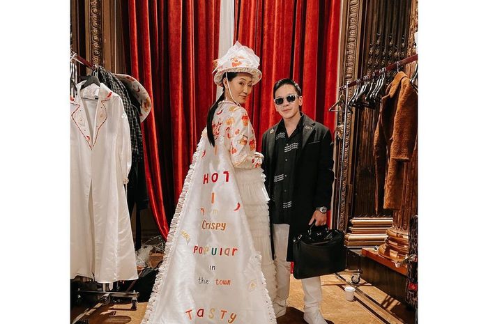 Ada Yang Gagal Paham Foto Geprek Bensu Tampil Di Paris Fashion Week ...