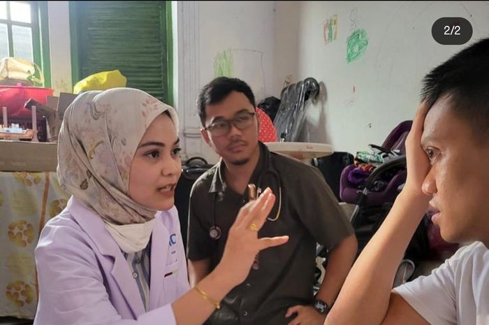 Mantan Kiper Timnas Indonesia, Kurnia Meiga mendapatkan perawatan dokter dari RSPP.