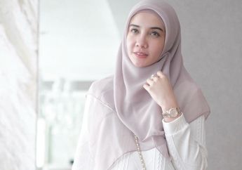 Pamer Foto Terbaru, Zaskia Sungkar Pakai Sepatu dan Tas Branded Mahal Saat Berfoto dengan Sang Bunda