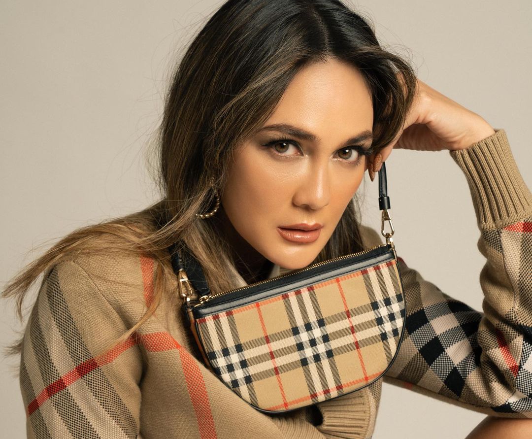 Luna Maya Terlihat Tenteng Tas Branded Harga Fantastis saat Umrah