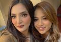 Didandani Fashion Stylist, Aurel Hermansyah dan Ashanty Kompak Pakai Setelan Putih Bak Kembar!
