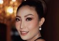 Ayu Dewi Tampil Cuek Pakai Dress Mirip Daster, Tetap Mewah Sambil Tenteng Tas Harga 50 Juta Rupiah!