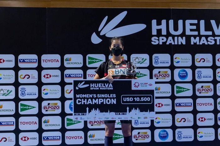 Pebulu tangkis tunggal putri nasional Indonesia, Putri Kusuma Wardani, berpose dengan trofi yang dia raih usai menjuarai turnamen Spain Masters 2021 di Palacio de Deportes, Huelva, Spanyol, Minggu (23/5/2021).